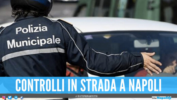 Fermato sul lungomare senza casco, 20enne picchia gli agenti e li manda in ospedale: arrestato