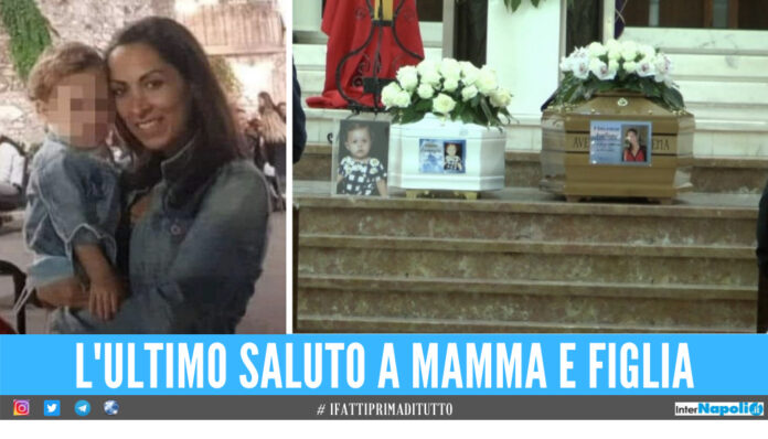 Enza Avallone e la piccola Greta, sulla destra la foto delle bare vicine (Ottopagine)