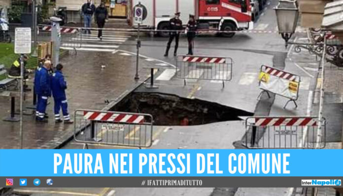 Voragine in strada a Sant'Agnello, foto ANSA