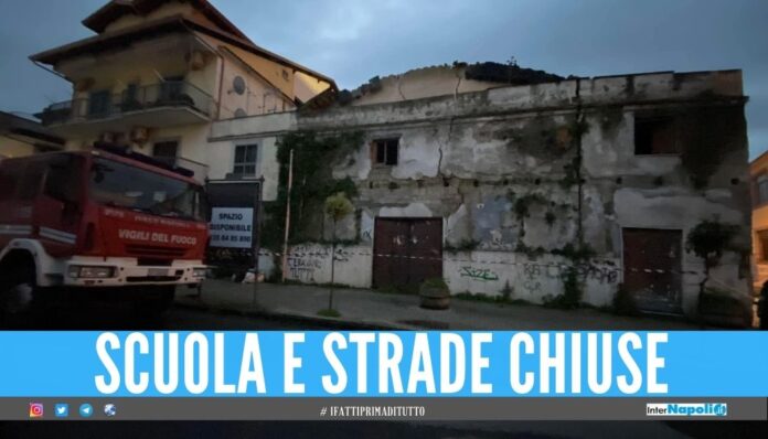 Crolla il tetto dell'ex teatro a Quarto, evacuate 6 famiglie e strade chiuse