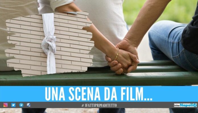 E' tornato mio marito, amante nudo in fuga per le strade della città