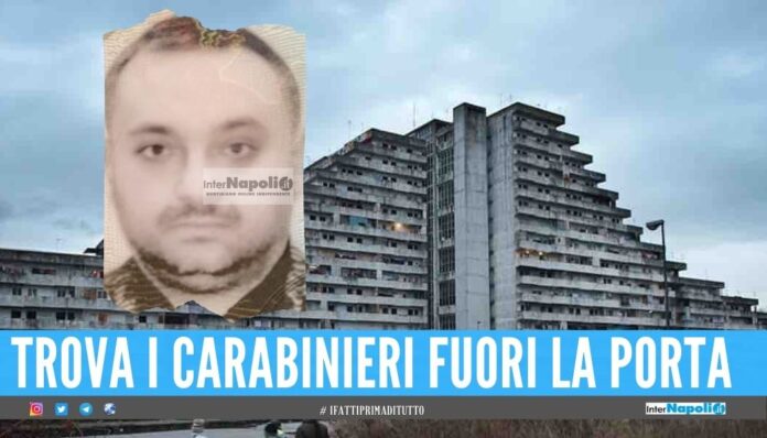 Esce dall'ascensore con la droga in mano, 35enne arrestato a Scampia
