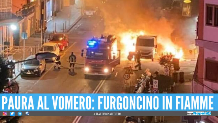 Furgoncino carico di bombole prende fuoco, paura al Vomero