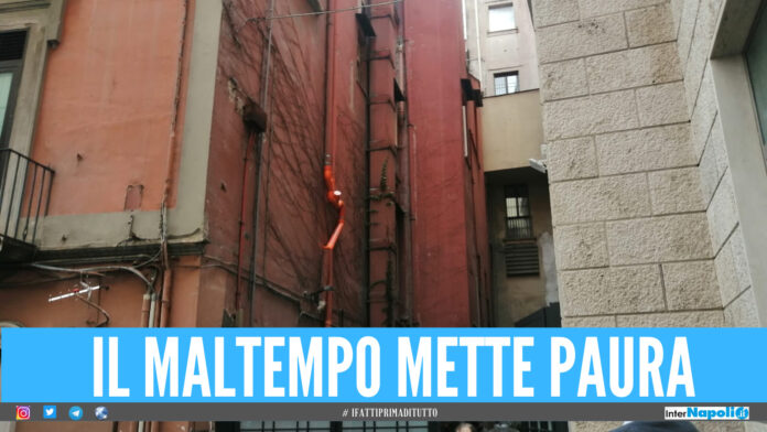 Il maltempo mette paura a Napoli, crollano calcinacci da un edificio tragedia sfiorata