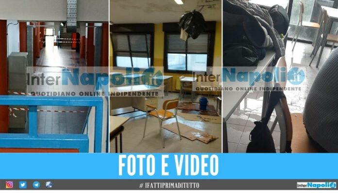 scuola Maltempo a Napoli, classi allagate e corridoi chiusi nella scuola a Scampia