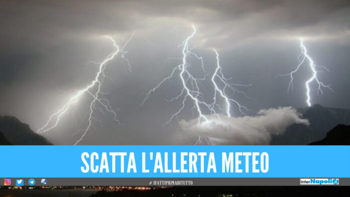 Maltempo in La Meteo a Napoli, domani possibili piogge e temporali: la settima inizia con l'allerta meteo ha emanato un avviso di allerta meteo di colore Giallo valido a partire dalla, scatta l'allerta meteo fino a domani: possibili allagamenti e frane