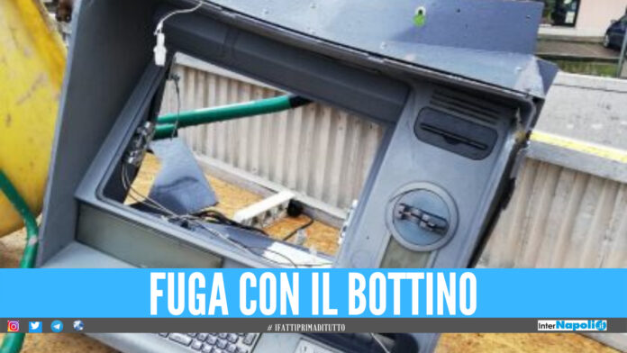 Napoli, bancomat sradicato dalla banca: banditi in fuga con il bottino