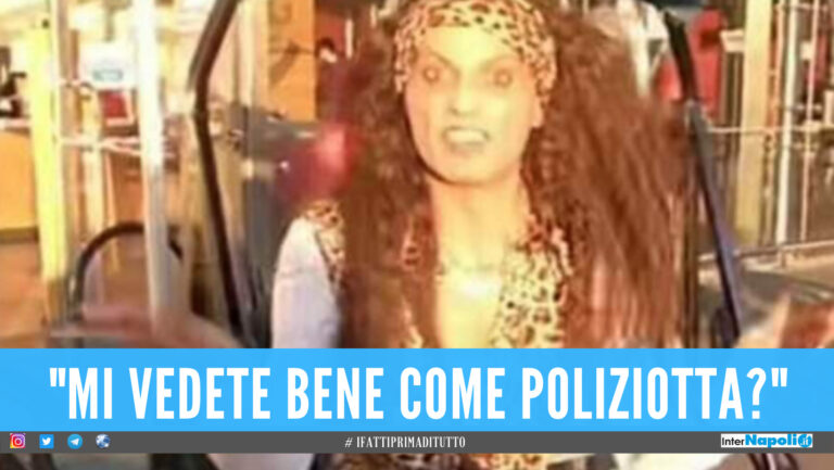 Napoli, il TikToker sale sull’auto degli agenti nella stazione: “Mi vedete come poliziotta?”