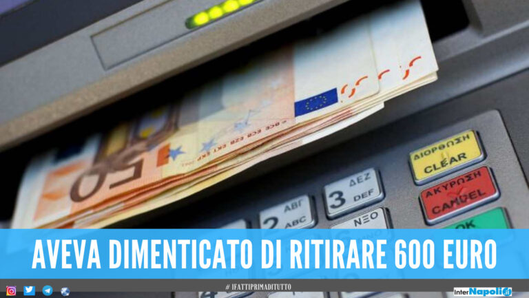 Ruba i soldi dimenticati da un altro al bancomat, scoperto e denunciato in provincia di Napoli