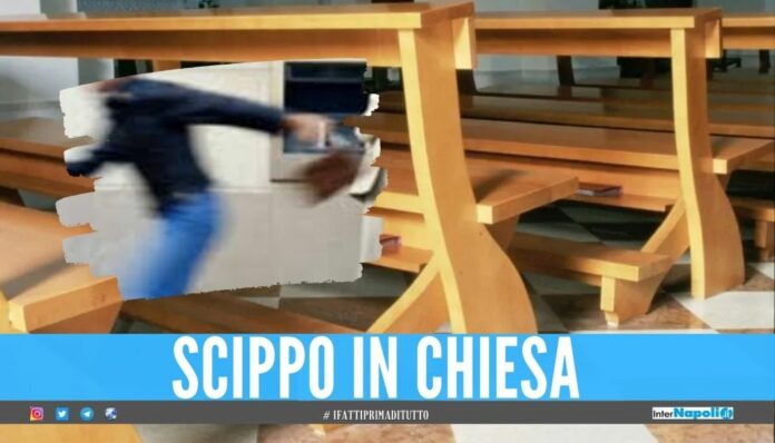 Ruba la borsa mentre la donna prega, arrestato dopo la fuga a Napoli