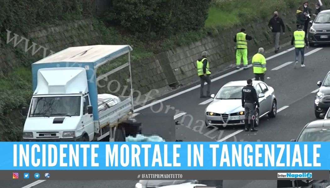 Scontro tra camion e scooter sulla Tangenziale di Napoli, c'è un morto