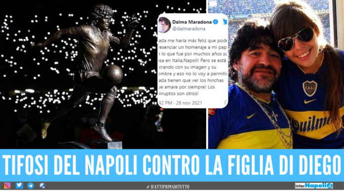Sulla sinistra la statua di Maradona, a destra Diego con sua figlia Dalma