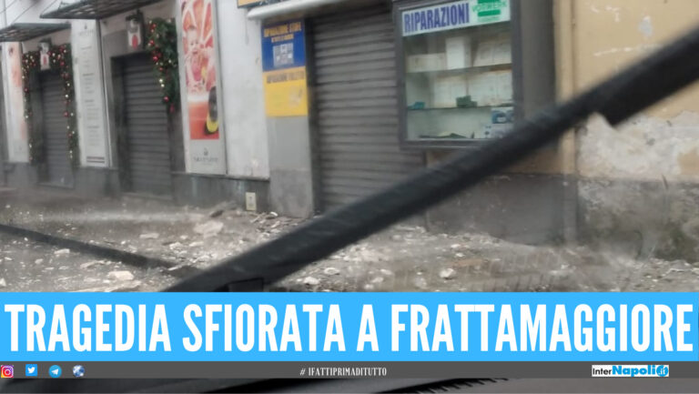 Tragedia a Frattamaggiore, cadono calcinacci e pezzi di cornicione