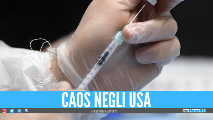 Vaccini per adulti somministrati ai 12enni, lotto ritirato e farmacia nei guai