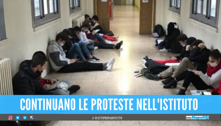Studenti in gonna per il 25 novembre, il prof si rifiuta di fare lezione: scatta la protesta