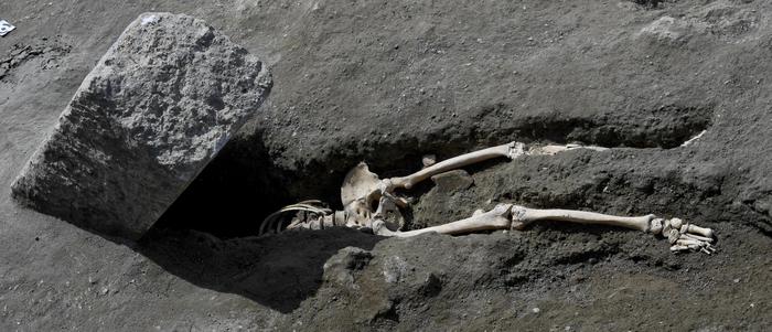 Scoperta a Pompei. Spunta lo scheletro di un 35enne: stava scappando ma era zoppo