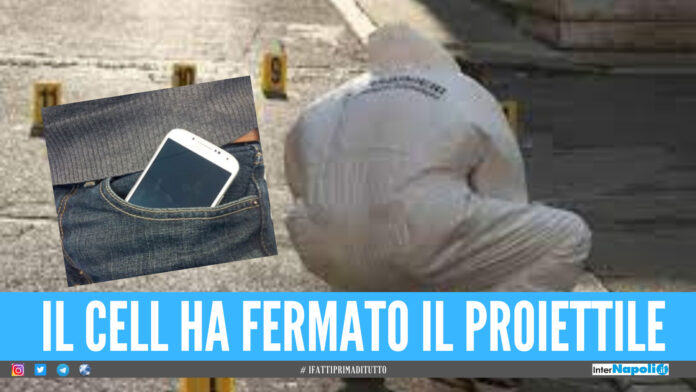 Agguato nel Napoletano, colpito dai proiettili all'uscita del bar salvato dal cellulare