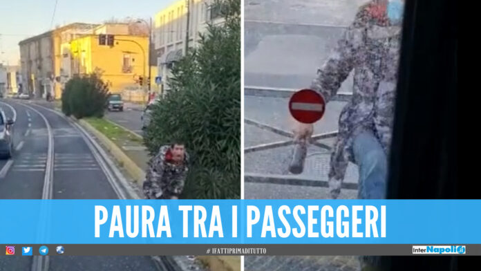 «Ti sparo negli occhi». Autista Anm aggredito a Napoli, bottiglie lanciate contro il bus [Video]