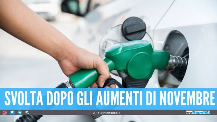 Il prezzo della benzina scende ancora, migliora il rifornimento self