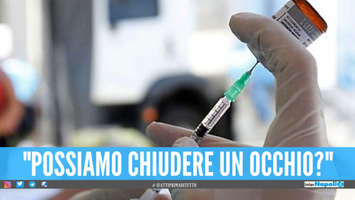 Non vuole fare il vaccino e si presenta con un braccio di silicone, no-vax scoperto e denunciato