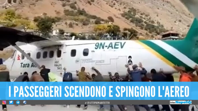 L'aera buca una gomma, i passeggeri scendono e lo spingono sulla pista [Video]