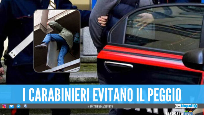 Marano. Non può avvicinarsi alla moglie, ma si arrampica sul balcone di casa: 40enne arrestato