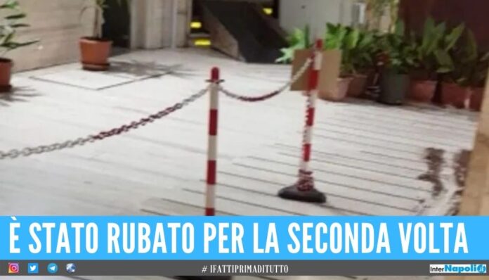 Bruciano l'albero di Natale del Consiglio, resti trovati nei Quartieri Spagnoli