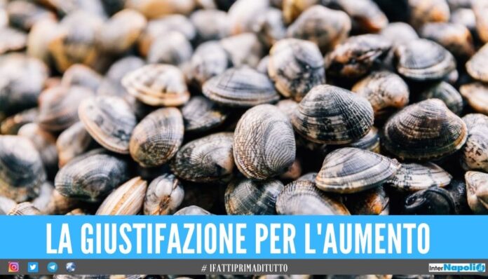 Prezzi record per il cenone di Capodanno a Napoli, vongole a 50 euro al kg