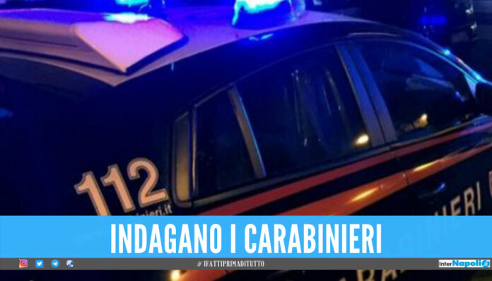 Notte di fuoco in provincia di Napoli, spari contro la serranda di un bar