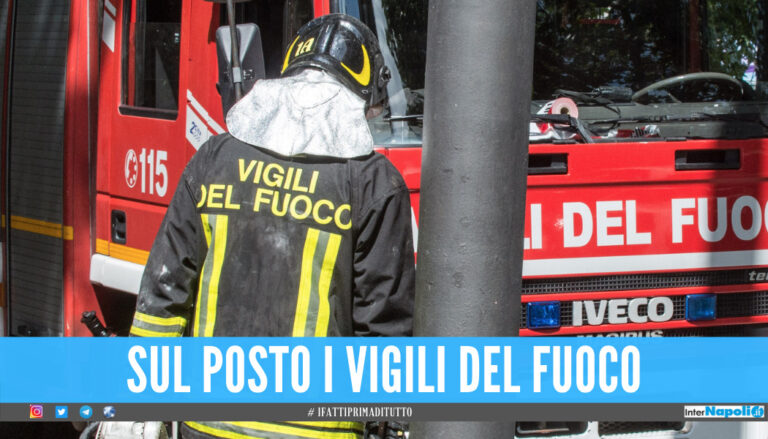 Incendio fuori al casello di Torre del Greco, furgone divorato dalle fiamme: paura tra gli automobilisti
