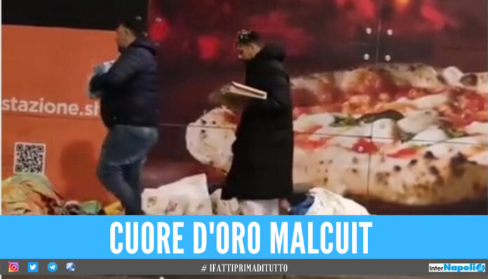 Kevin Malcuit immortalato mentre distribuisce pizze ai senzatetto