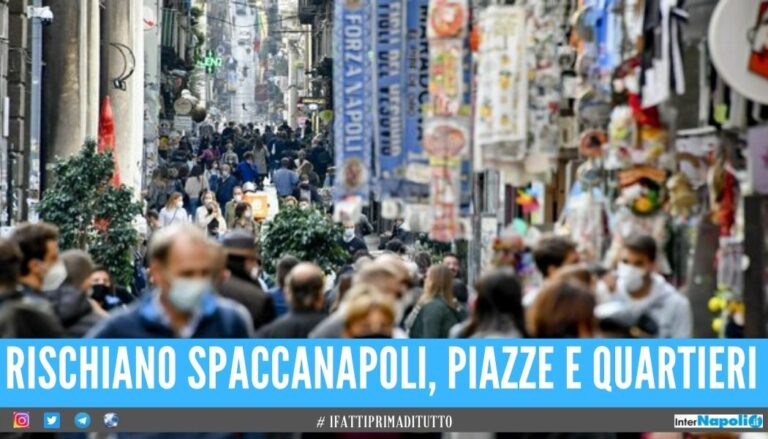 Folla a Napoli per lo shopping di Natale, si rischia la chiusura delle strade