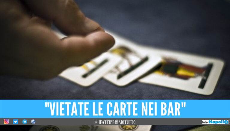 “Niente partite a carte nei bar”, la decisione del sindaco in Campania dopo l’aumento dei contagi