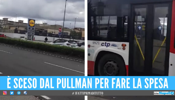 Assurdo a Giugliano, autista parcheggia il pullman sulla fermata e va a fare la spesa [Video]