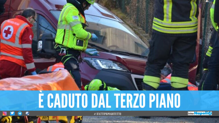 Dramma sul lavoro in Campania, operaio vola giù dall’impalcatura: è grave