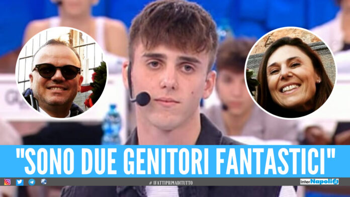 LDA, sulla sx papà Gigi D'Alessio, sulla destra mamma Carmela
