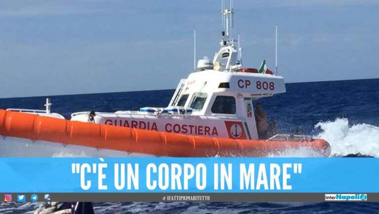 Tenta il suicidio nel mare gelido, salvato in extremis in provincia di Napoli