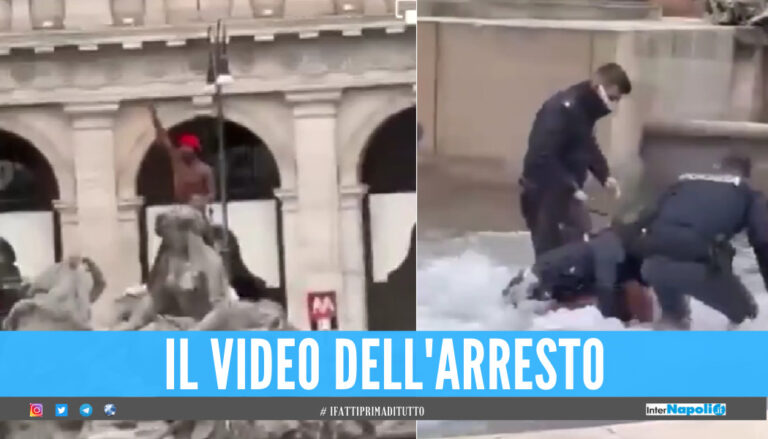[Video] Follia a Roma, giovane si tuffa nudo nella fontana: dieci agenti in acqua per arrestarlo