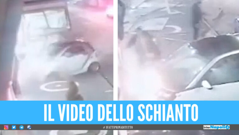 [Video]. Terribile schianto nel Napoletano, la Smart sbanda e distrugge un bar