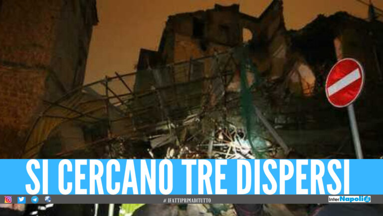 Palazzo crollato ad Afragola, un uomo estratto dalle macerie