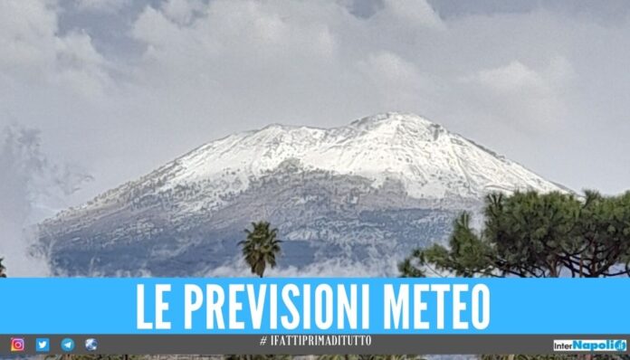 Campania nella morsa del gelo, Napoli si sveglia con la neve sul Vesuvio