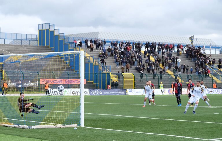 Giugliano sempre più leader, il big match con la Torres deciso da Cerone con un calcio di rigore