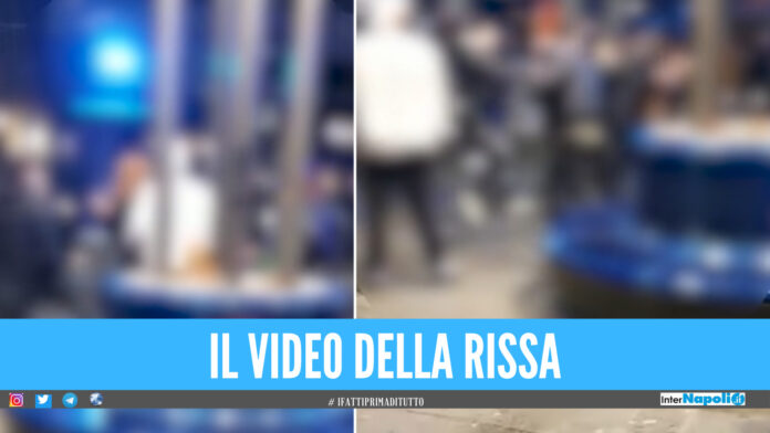 Rissa nella notte ai Quartieri Spagnoli, calci e pugni tra ragazzi senza mascherine [Video]