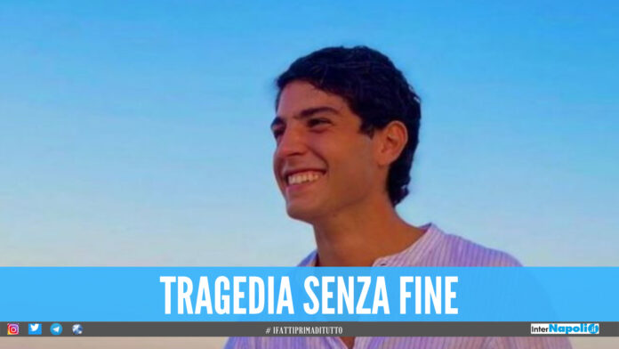Cade nel vuoto per fare un selfie a scuola, Roberto muore a 20 anni davanti all'amico