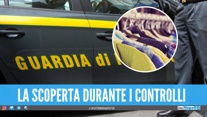 Spacciava vestiti usati come nuovi, poi li mandava a Roma e Milano: denunciata 39enne di Ercolano