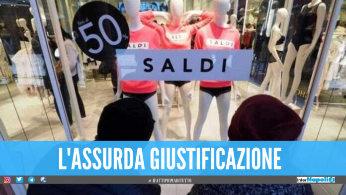Esce di casa ma è positiva al Covid, i carabinieri la fermano: «Muovetevi, ci sono i saldi»