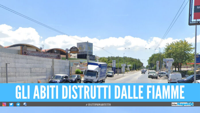 Incendio su via Appia, in fiamme sartoria tra Giugliano e Sant'Antimo