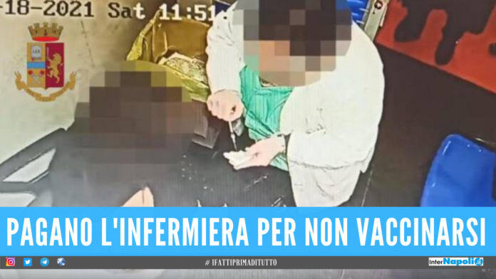 Finge di vaccinare i no- vax, ma getta le dosi in un quadrato di garza: infermiera arrestata