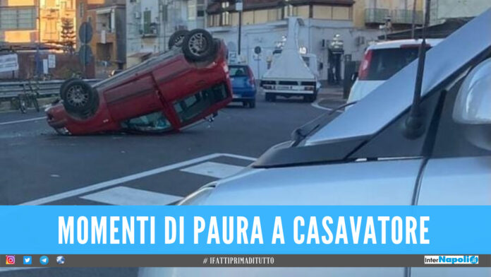 Spaventoso incidente alla rotonda di Casavatore, auto perde il controllo e si ribalta