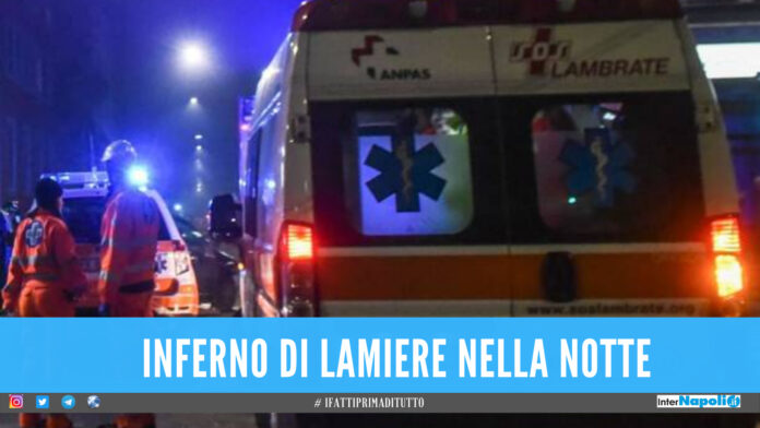 Strage in strada nella notte, auto si schianta contro bus: morti cinque ragazzi tra i 17 e 23 anni